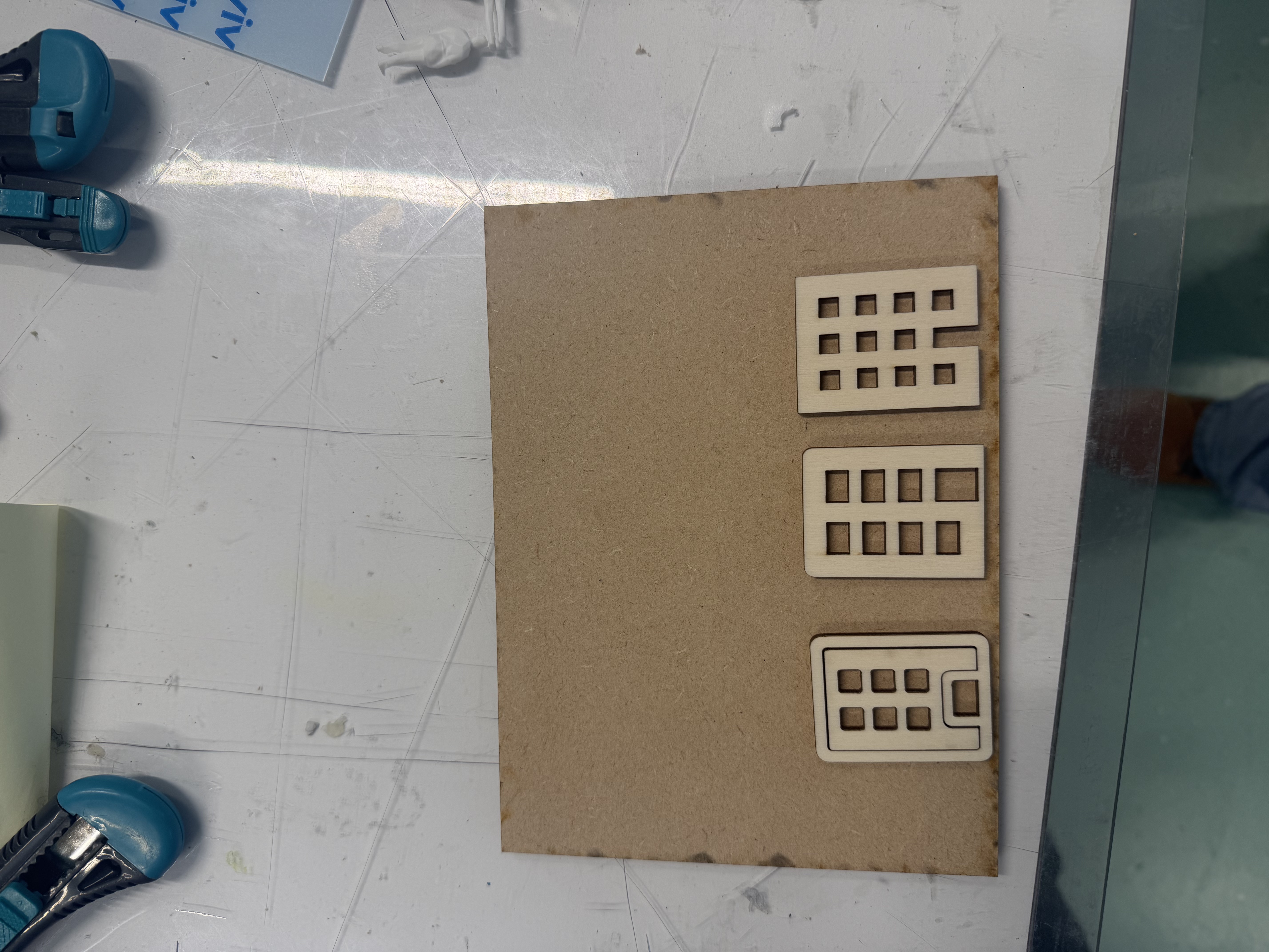 foto van de gebouwen van plywood