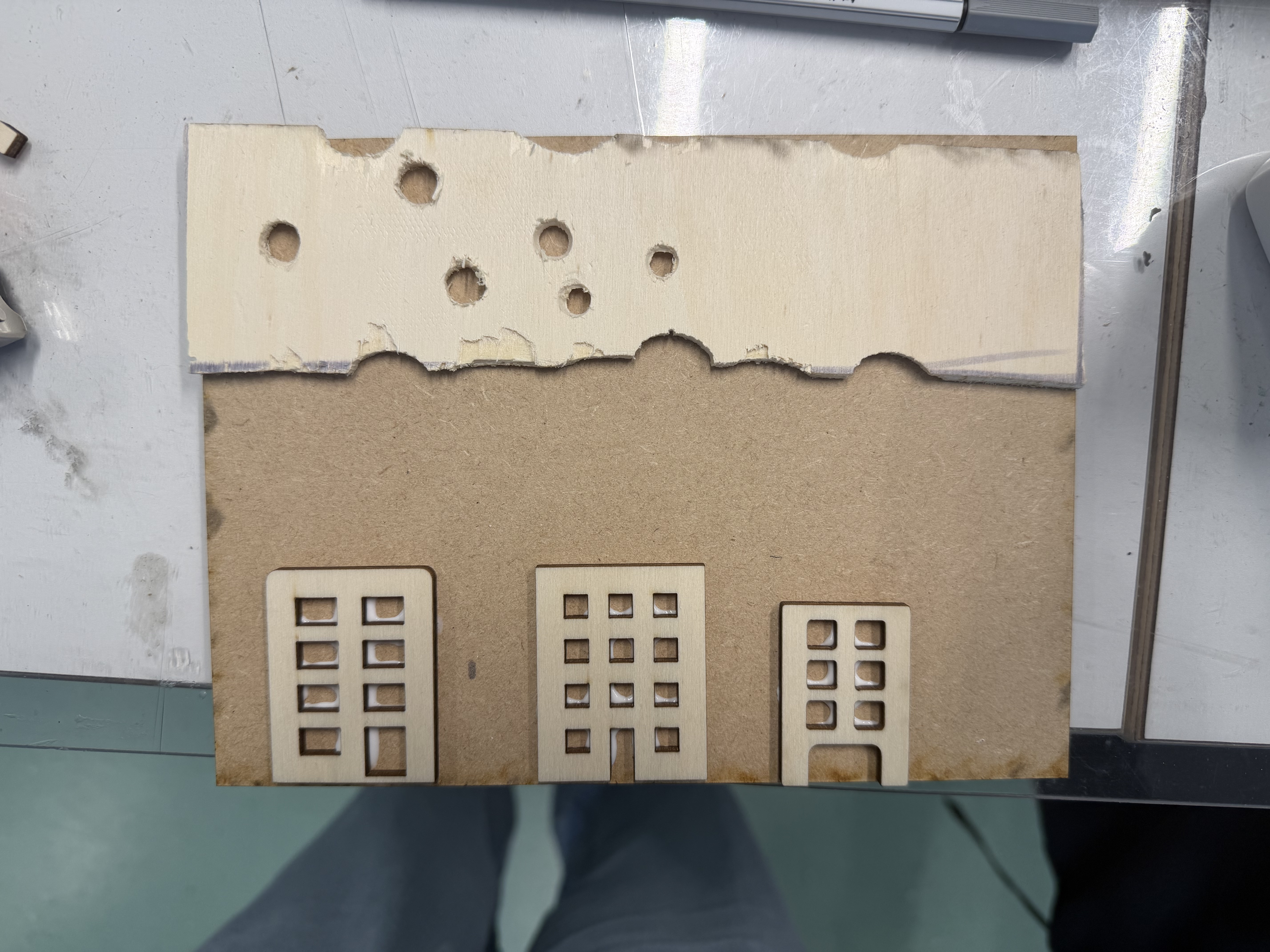 De skyline zit op een houten base vast