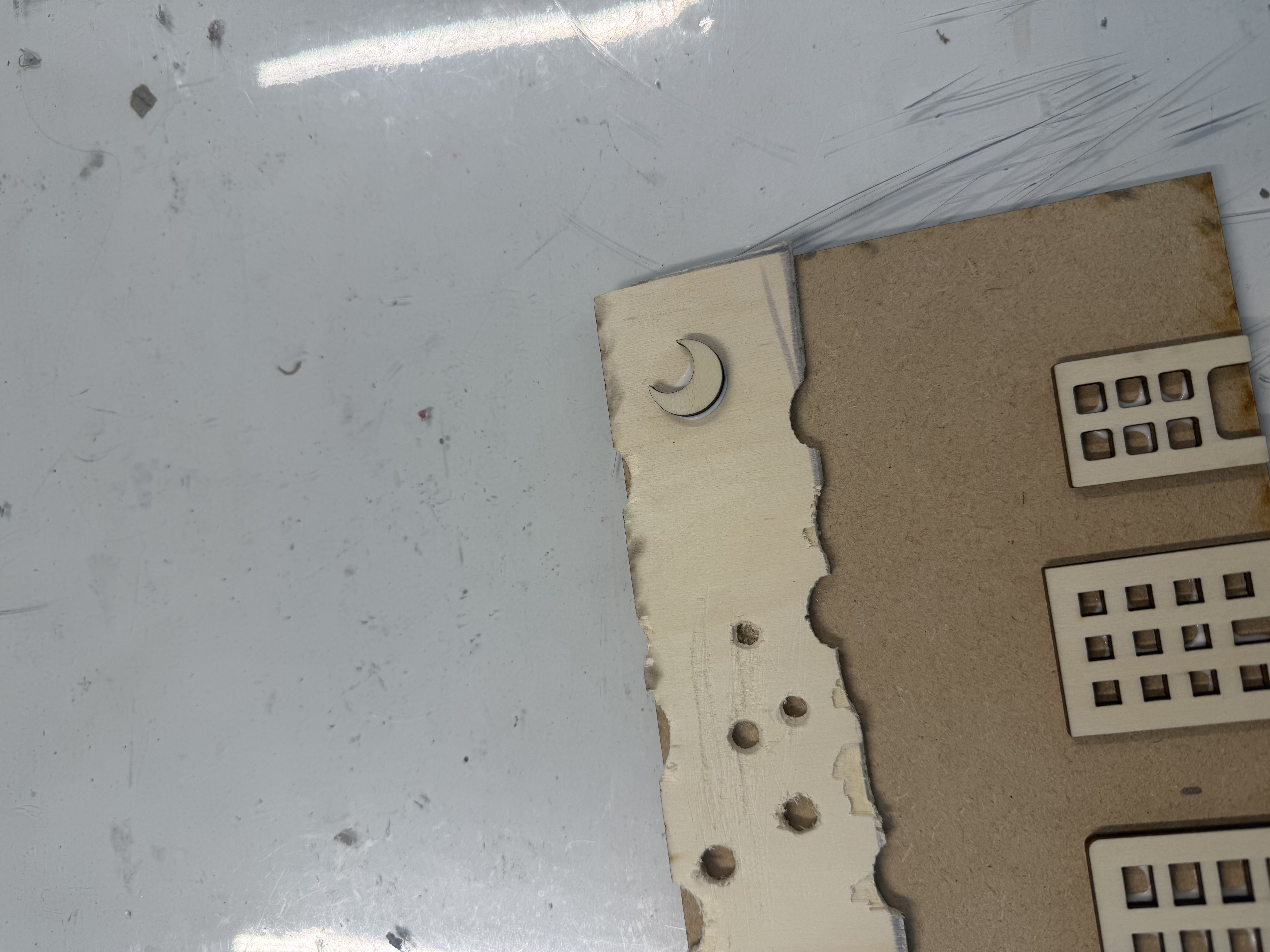 De skyline zit op een houten base vast