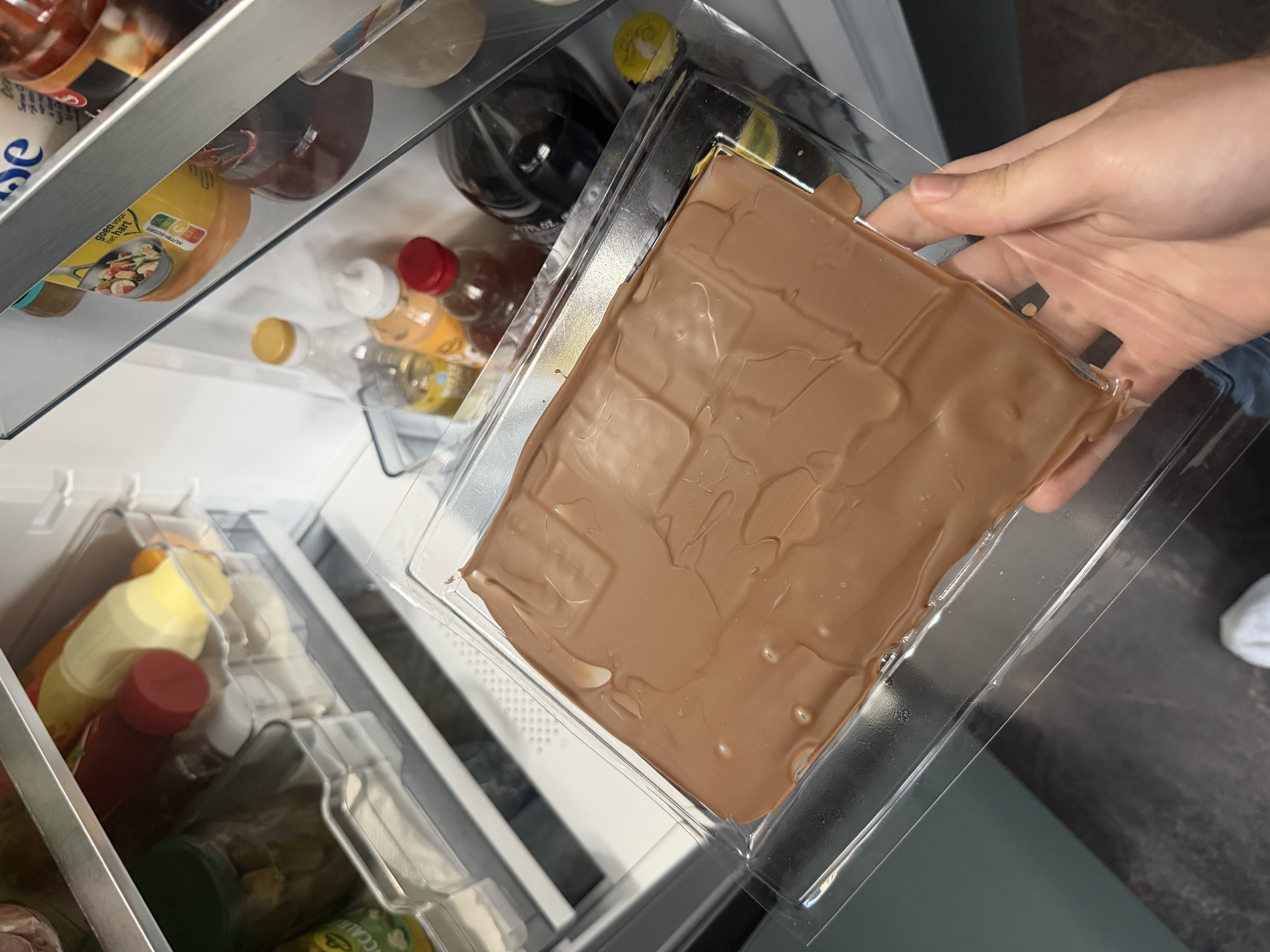 gestolde chocolade uit de koelkast halen